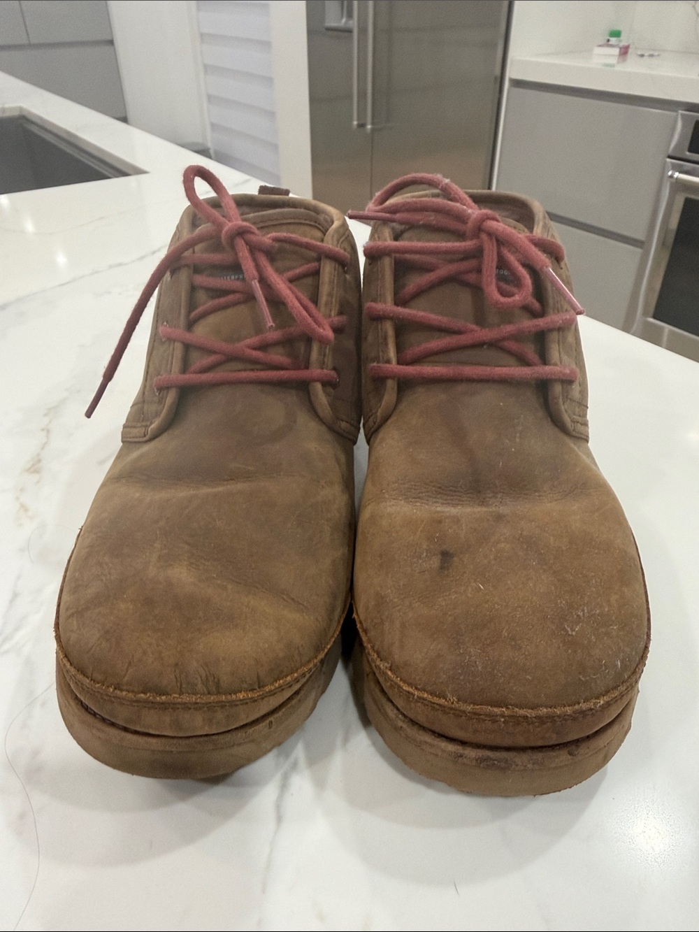 UGG Men’s Chestnut Leather Chukka Boots with Red Laces - Picture 3 of 3